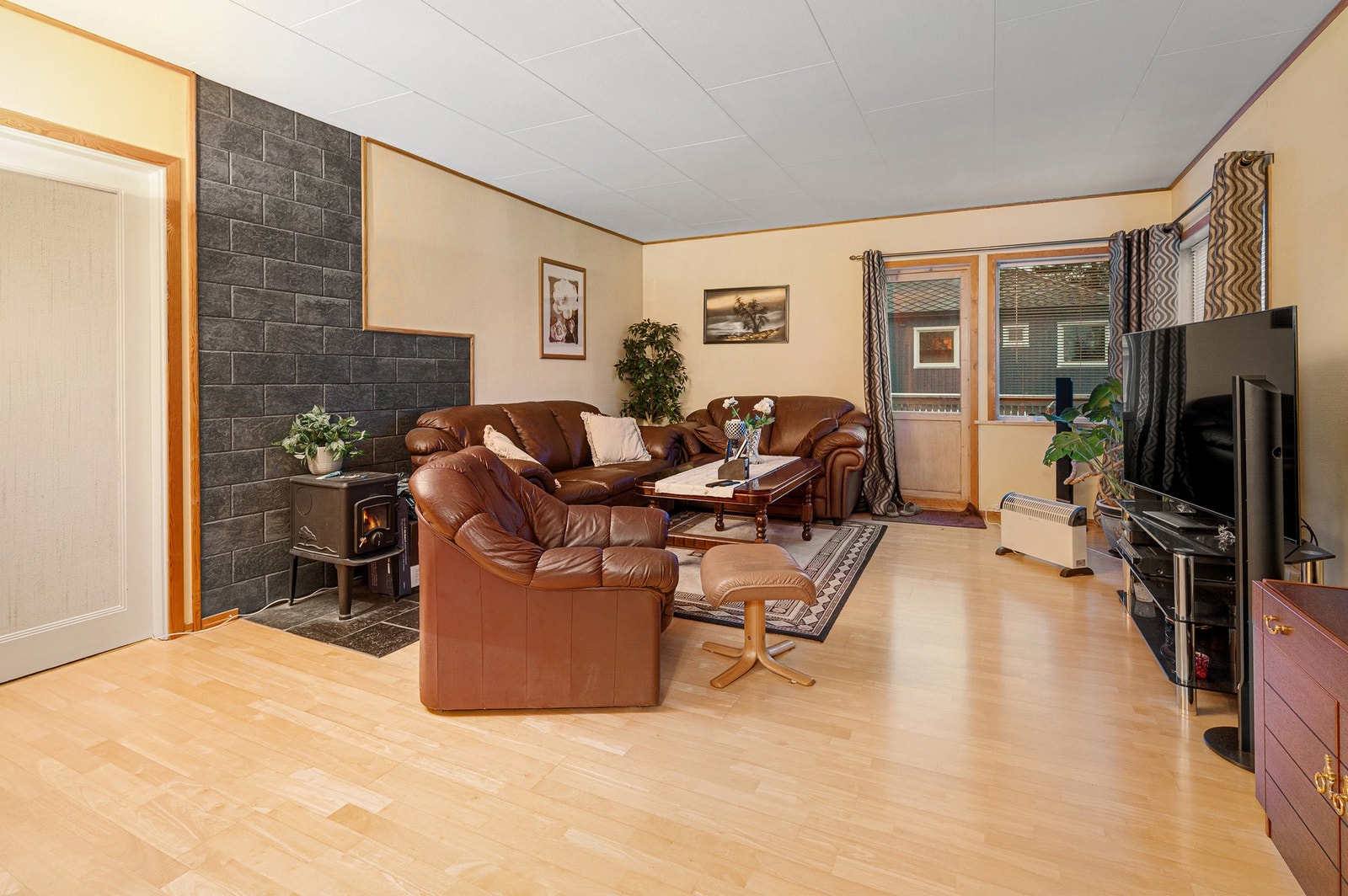 Stue med vedovn og utgang til balkong. Galleribilde