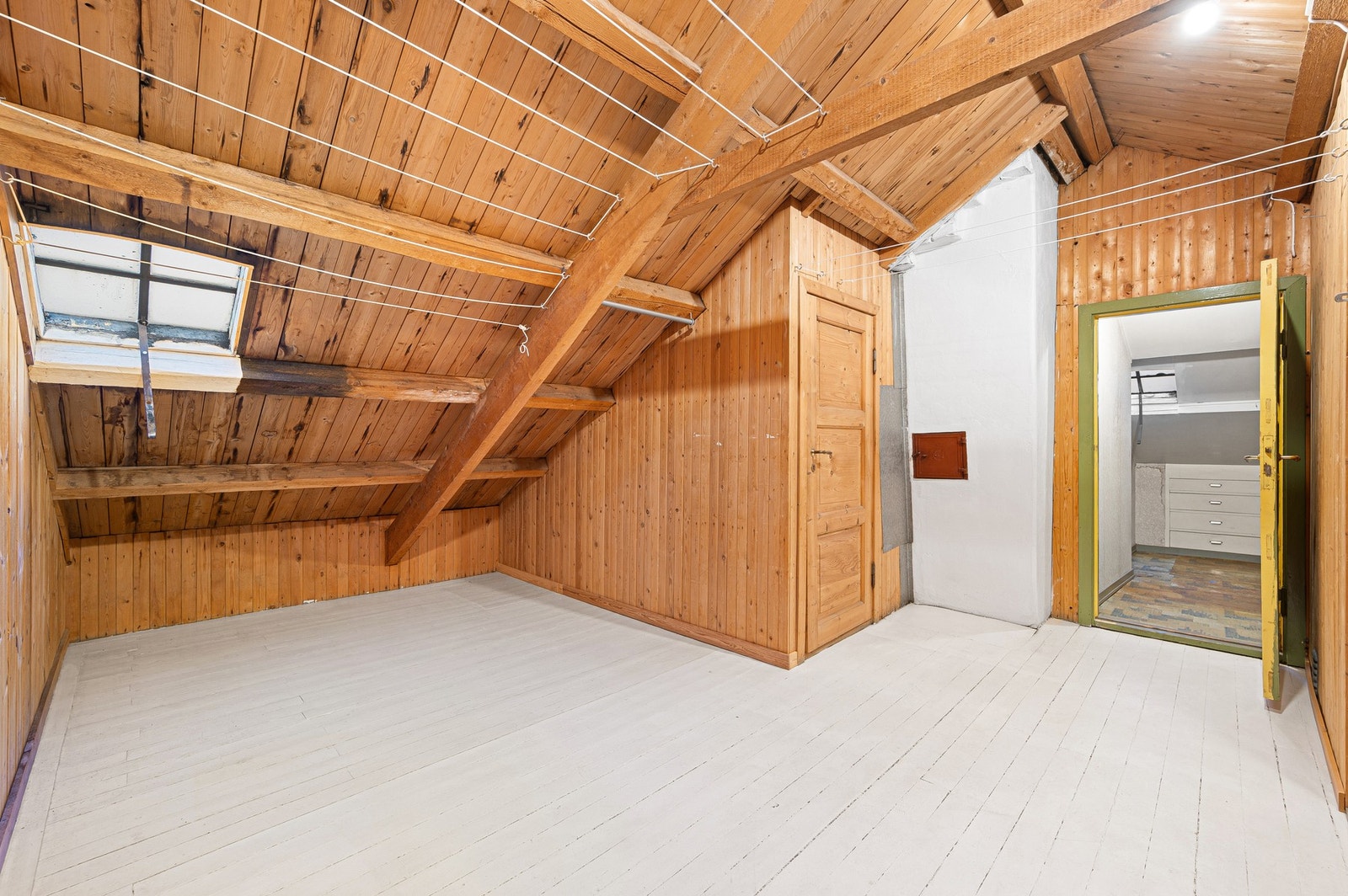 Øvrige bilder av loftet: resterende deler av loftet består av kald-/ tørkeloft. Galleribilde