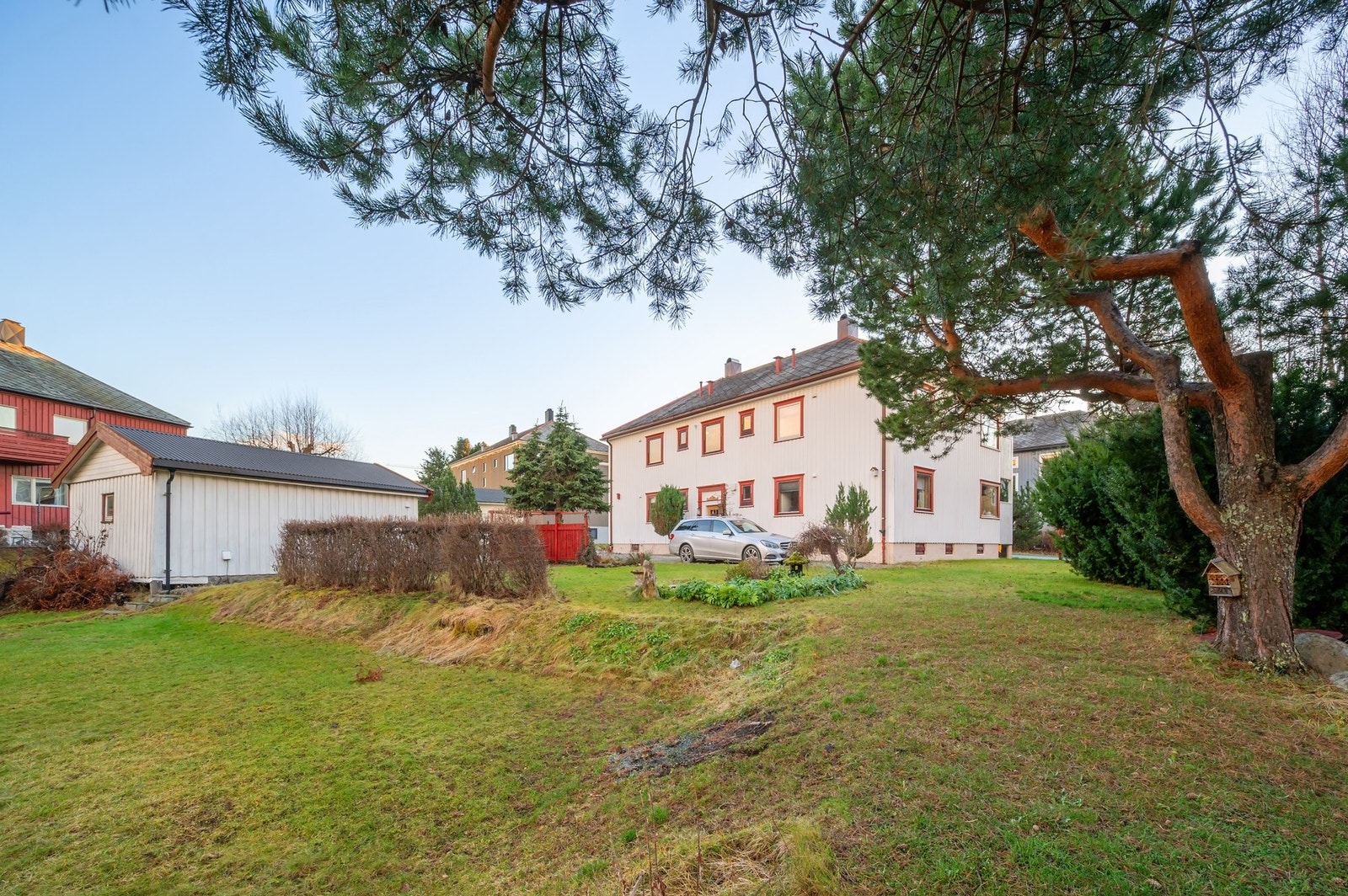 Flott hage og uteområde - massevis av plass. Galleribilde