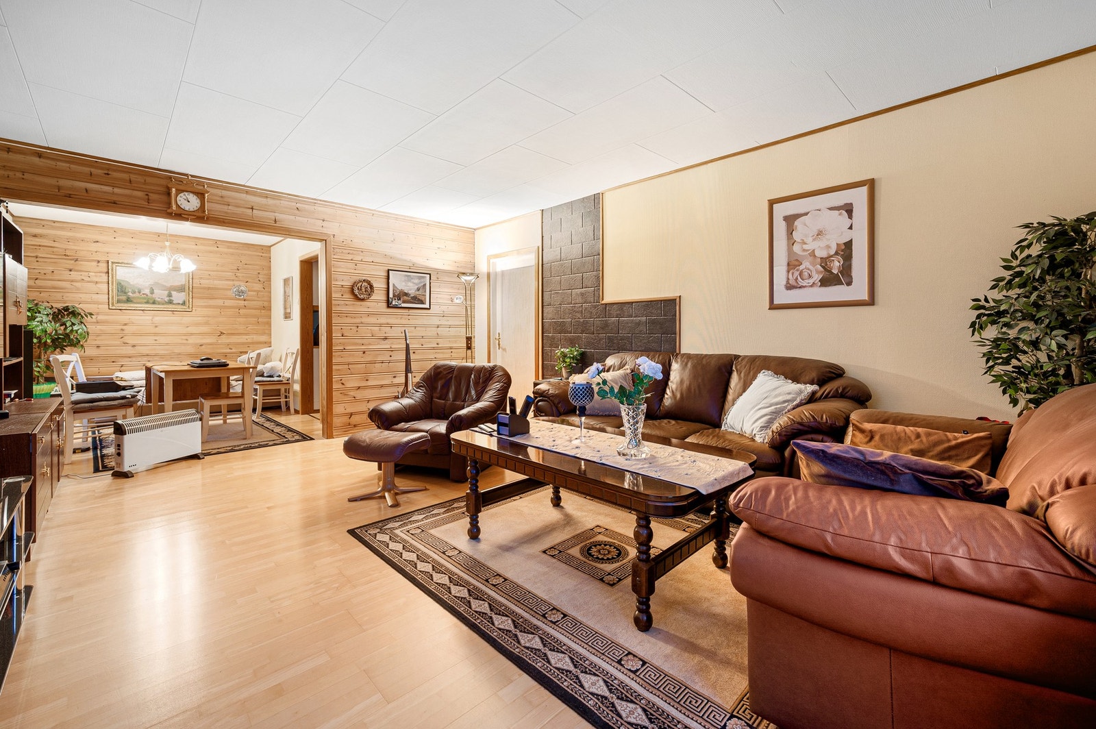 Videre: leilighet nummer 2 i 2. etasje. Leiligheten har samme planløsning som den foregående, bare speilvendt. I tillegg har denne leiligheten et soverom, ikke to - istedenfor to soverom har man her en spisestue. Galleribilde