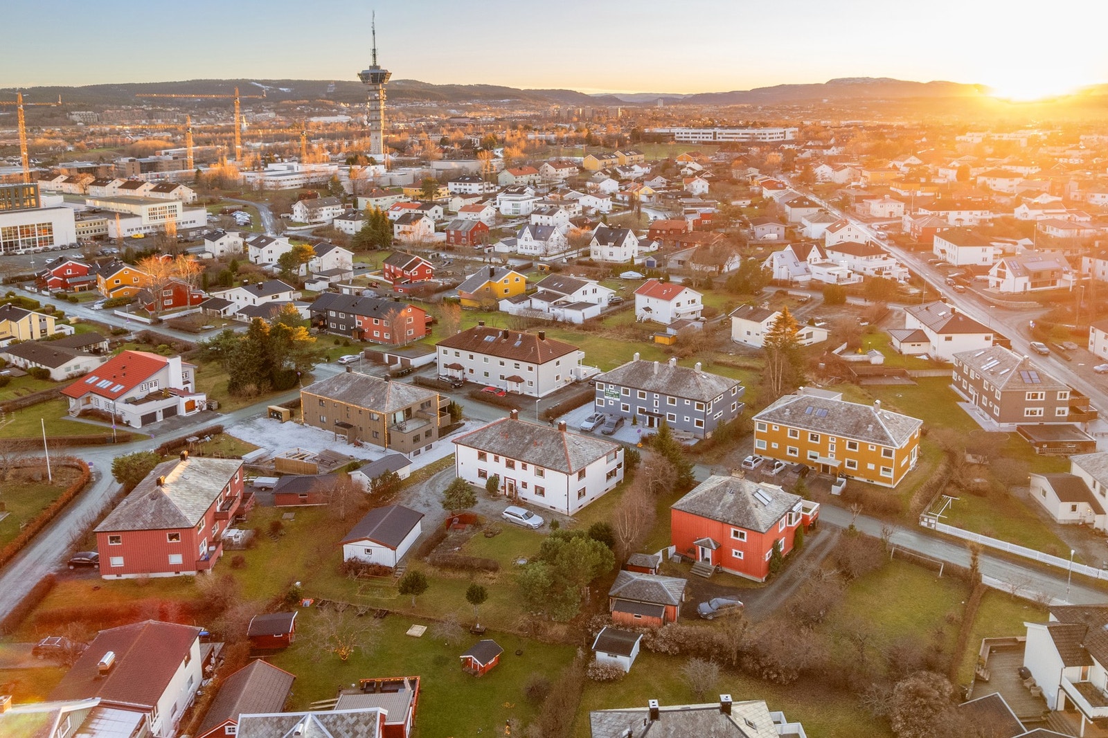 Eiendommen sett ovenfra - herfra kan man tusle til både barne- og ungdomsskole, dagligvarebutikker og sentrum. Galleribilde