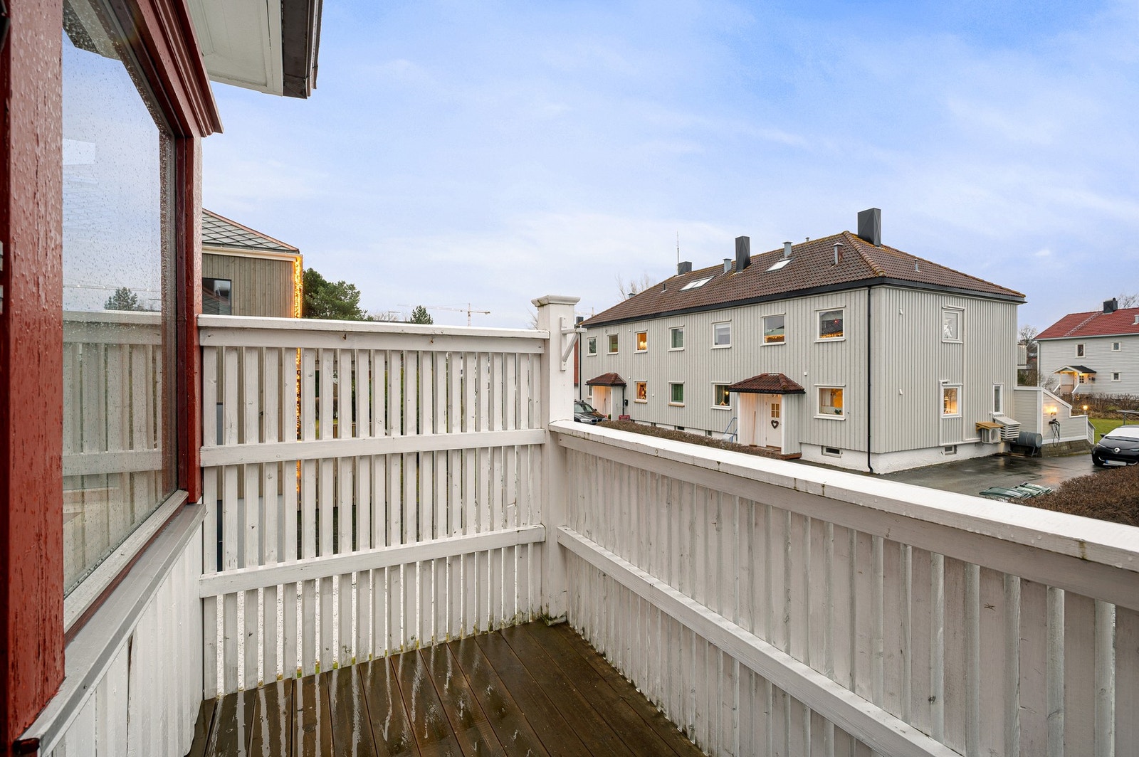 Plass til sittegruppe på balkongen. Det er også god avstand mellom byggene, og ingen balkonger på de nærmeste byggene som vender mot byggets uteplasser. Galleribilde