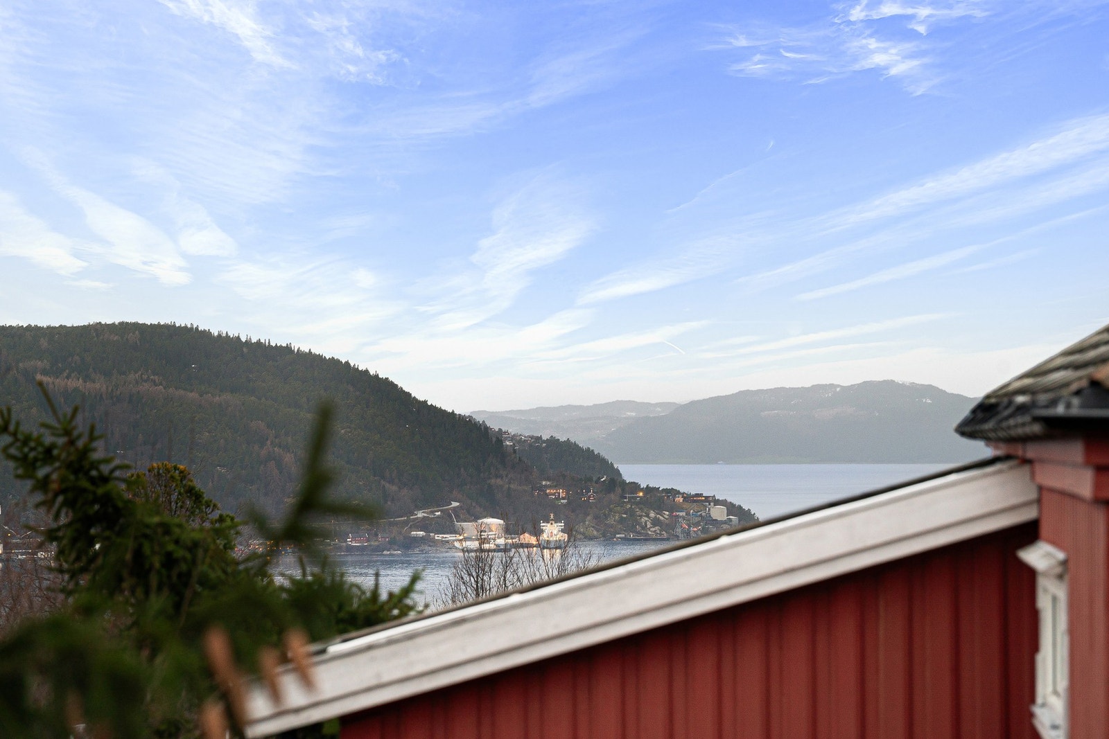 Flott utsikt fra takvinduer på loftet. Galleribilde