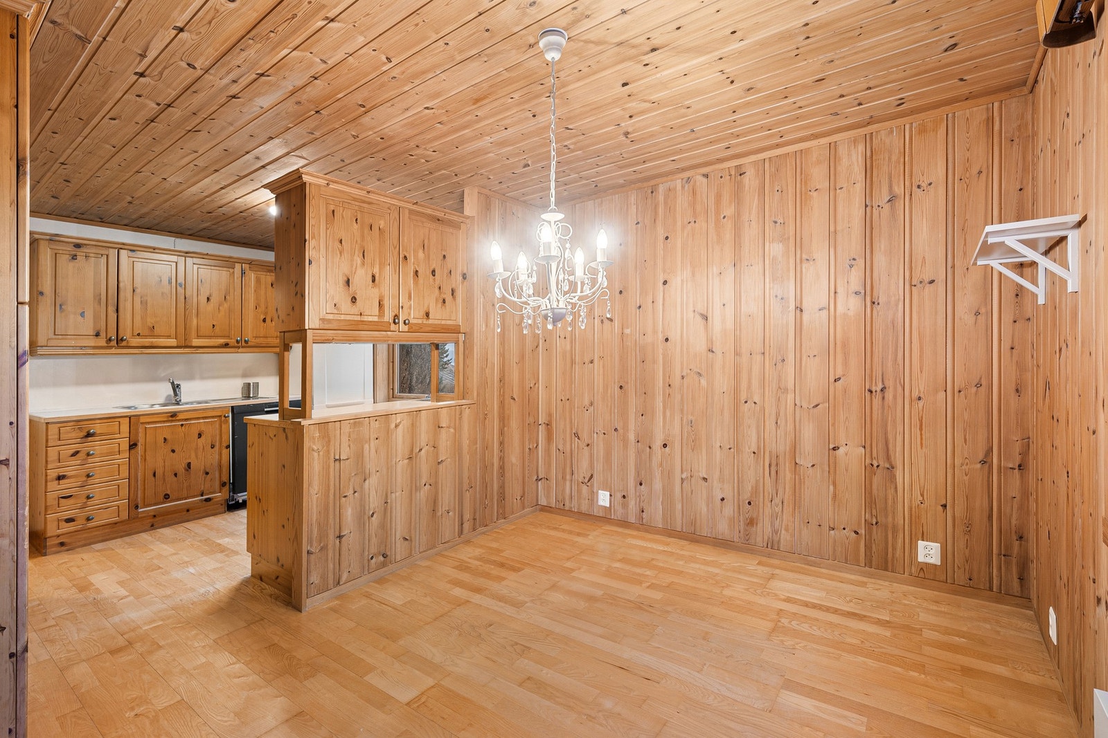 God plass til spisestue, eller mulighet til å etablere et soverom ekstra, ved siden av kjøkkenet. Galleribilde