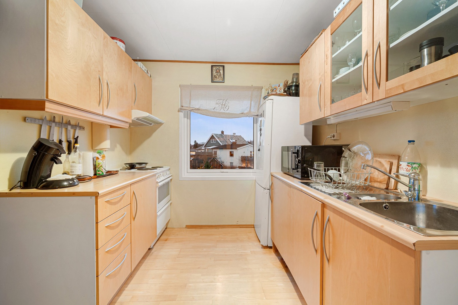 Kjøkkenenet ligger plassert vegg-i-vegg med stua. Her kan man f.eks. åpne opp og lage en mer åpen og luftig planløsning. Galleribilde