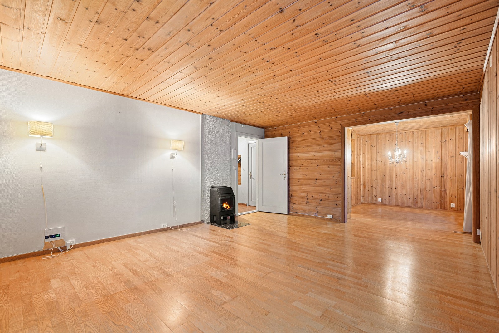 Romslig stue, med åpen løsning mot spisestue. Her kan man f.eks. heller etablere et ekstra soverom, ved behov. Galleribilde