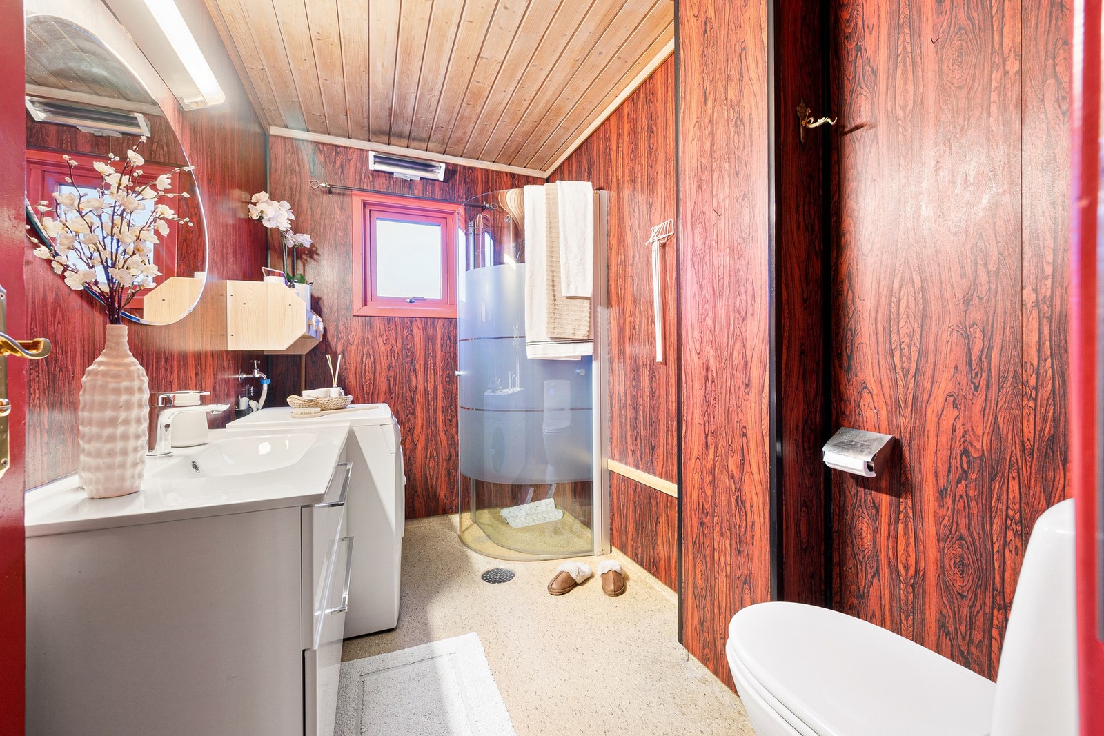 Badet er av eldre dato - oppussing og renovering bør påregnes. Galleribilde