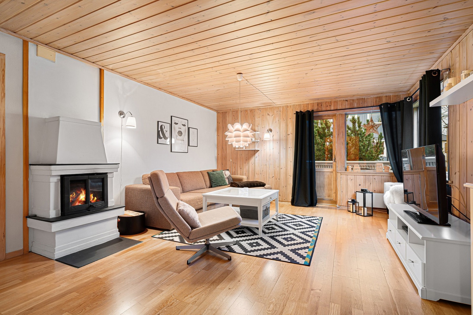 Den fjerde leiligheten - til høyre i trappeoppgangen. Lys og fin stue med vedovn. Galleribilde