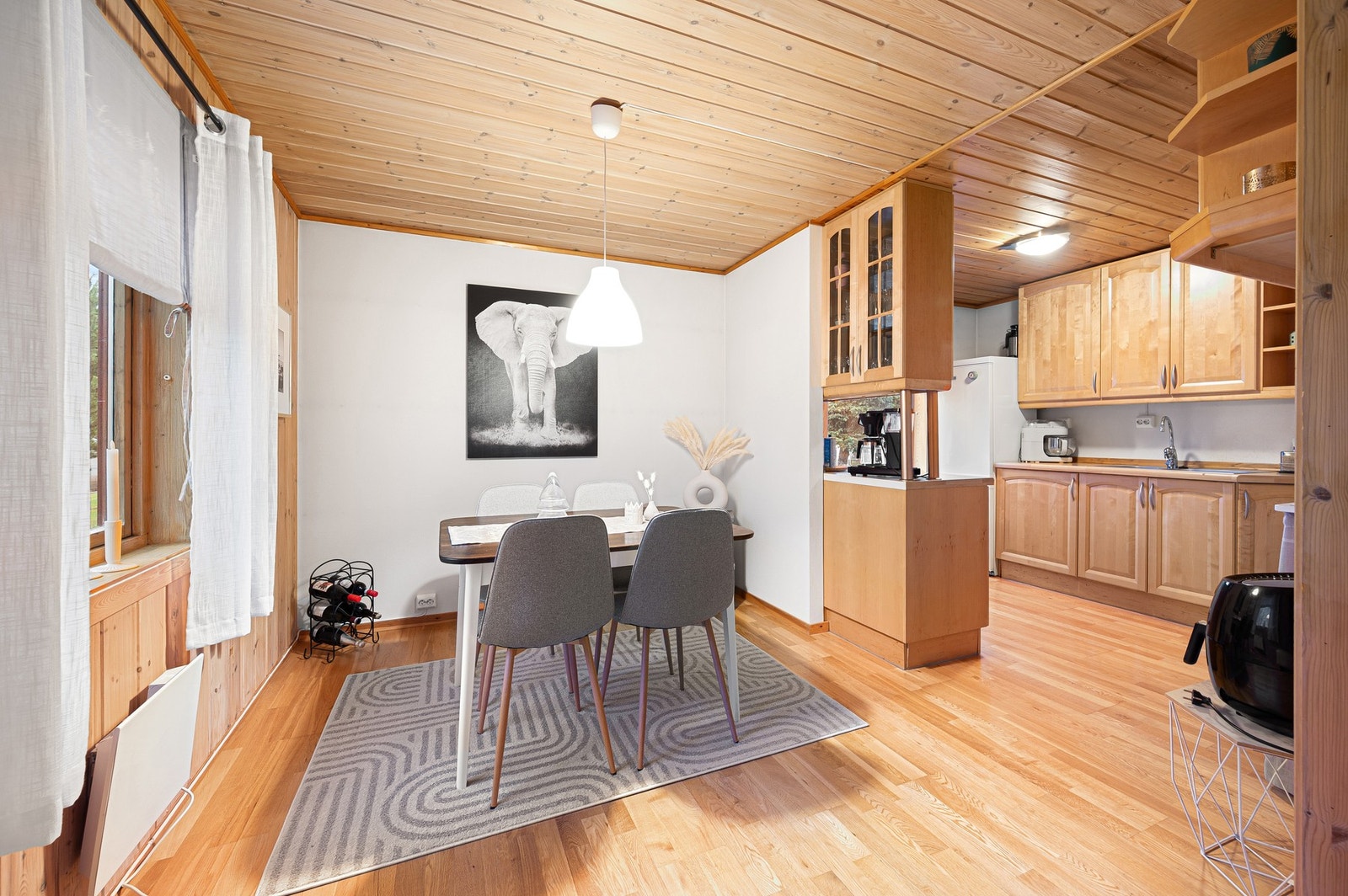 Spisestue ved siden av kjøkkenet. Galleribilde