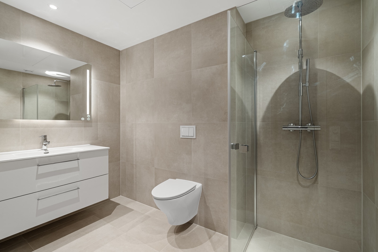 Bad 1 med inngang fra bod ved soverom 1 Galleribilde