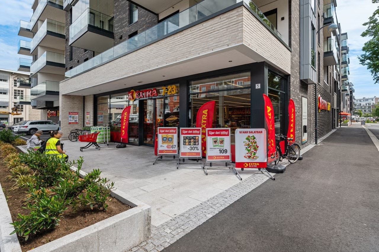 Extra i samme bygg, i tillegg til 2 andre dagligvarer innenfor 1 kvartal, samt SATS, apotek og Aquarama mm Galleribilde