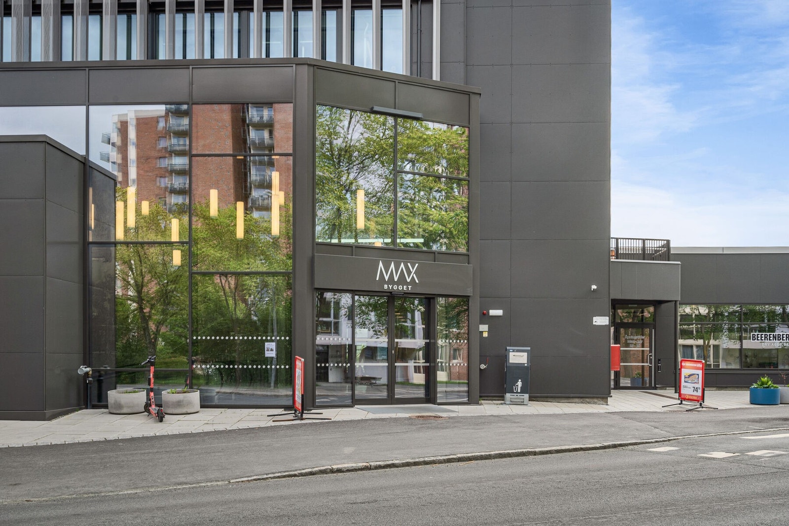 MAX-bygget med bl.a. apotek innen gangavstand fra leiligheten. Galleribilde