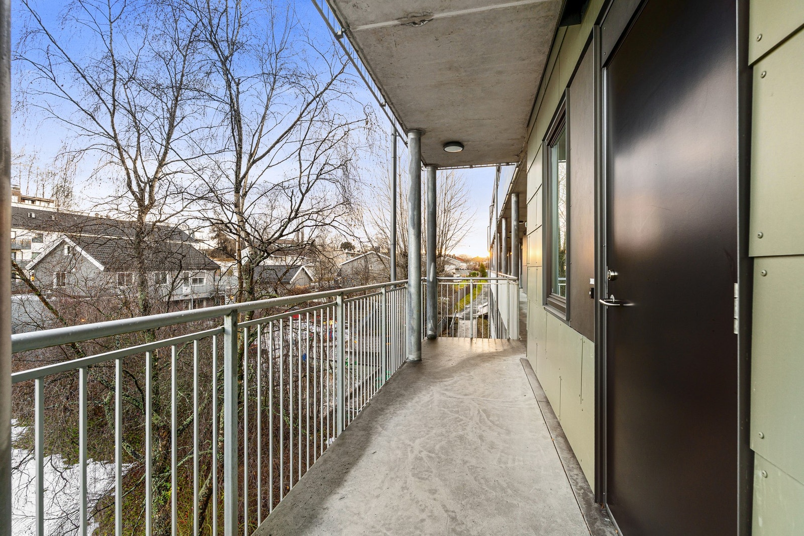 Østvendt svalgang med morgensol. Galleribilde