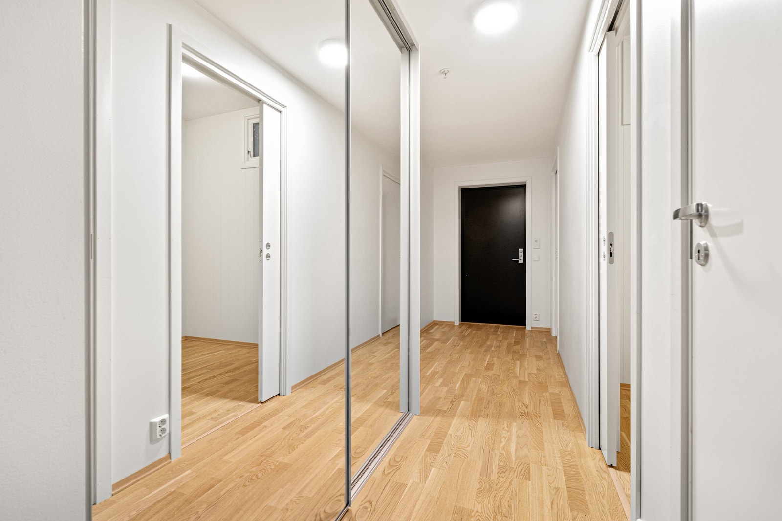 Store speilskyvedører medfølger handelen. Galleribilde