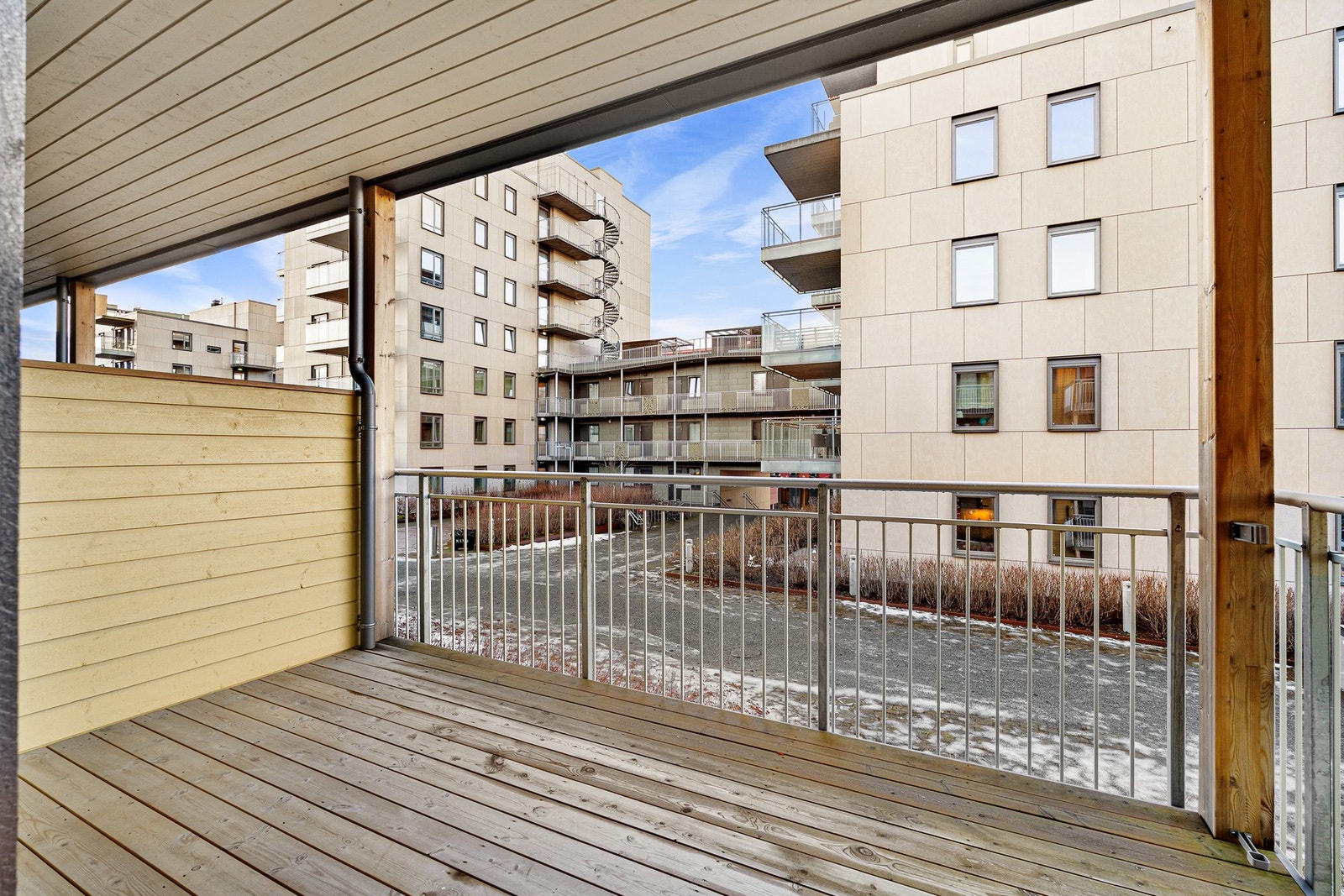 Balkongen er vestvendt, noe som sørger for gode solforhold på sommerstid. Galleribilde