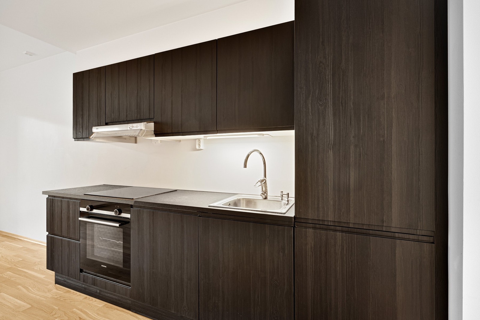 Pent, moderne kjøkken med TG1 i rapporten. Galleribilde