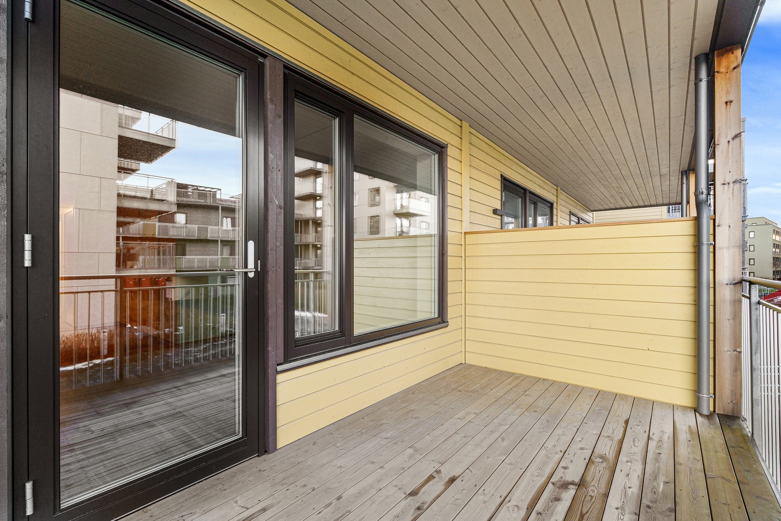 Balkongen er vestvendt, noe som sørger for gode solforhold på sommerstid. Galleribilde