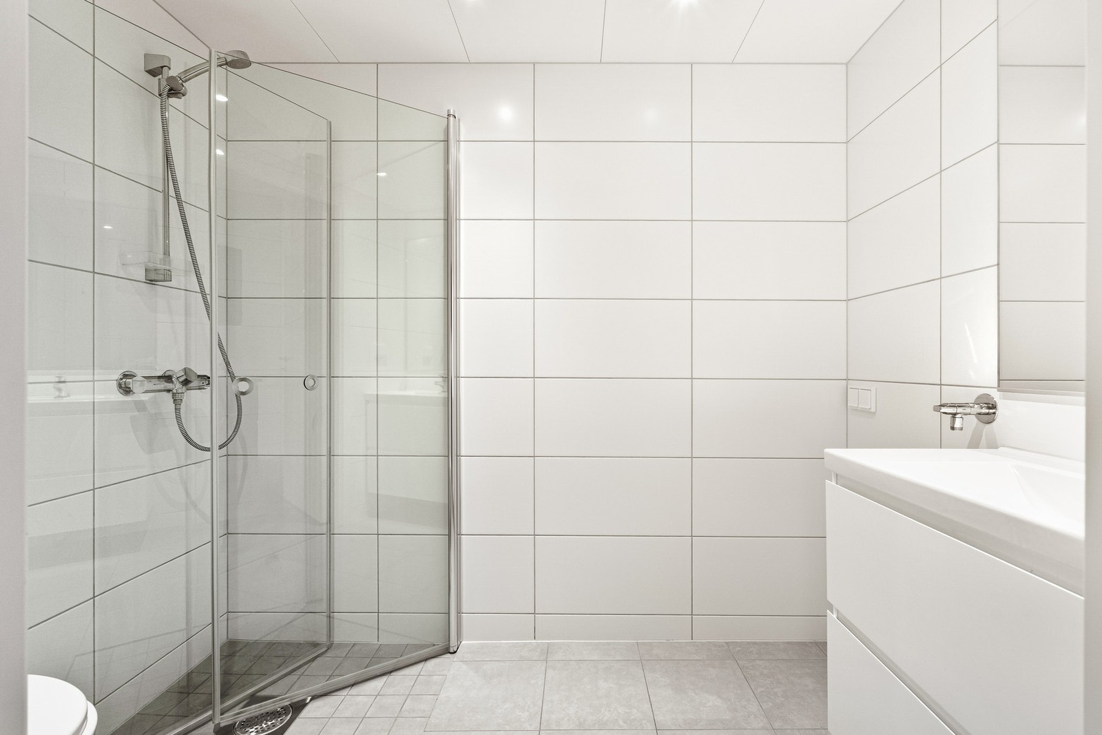 Badet er utstyrt med klosett, dusjhjørne, servant og opplegg til vaskemaskin. Galleribilde