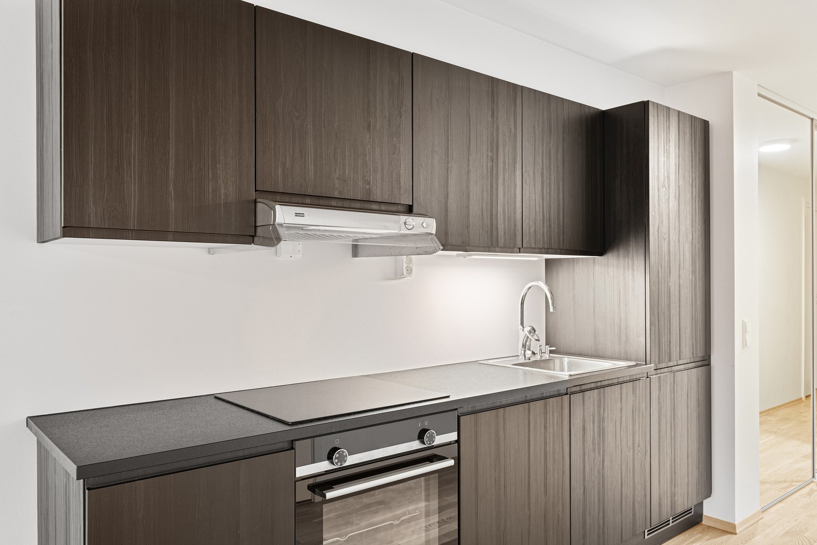 Kjøkkenet er utstyrt med integrerte hvitevarer som f.eks komfyr, koketopp, kjøleskap og fryseskap. Galleribilde