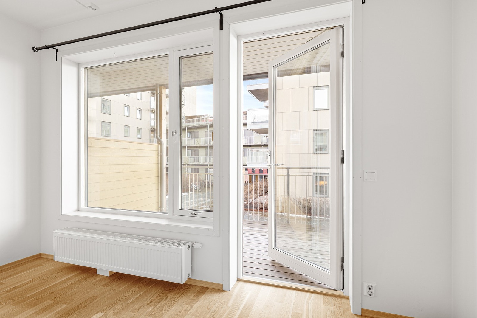 Utgang til en romslig balkong fra stuen. Galleribilde