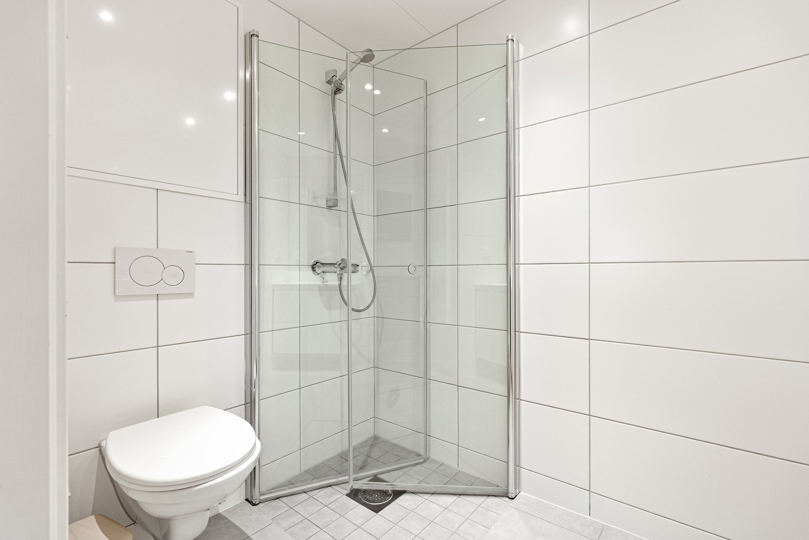 Pent flislagt bad på 3,5 kvm med downlights i himling og varme i gulv. Galleribilde