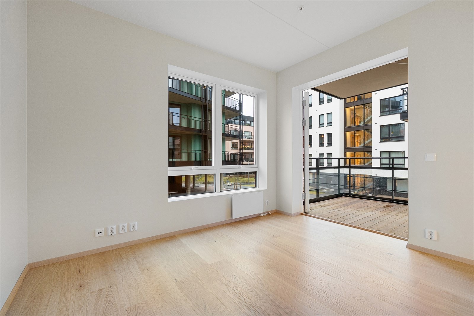 Pen stue m. utgang til balkong. Galleribilde