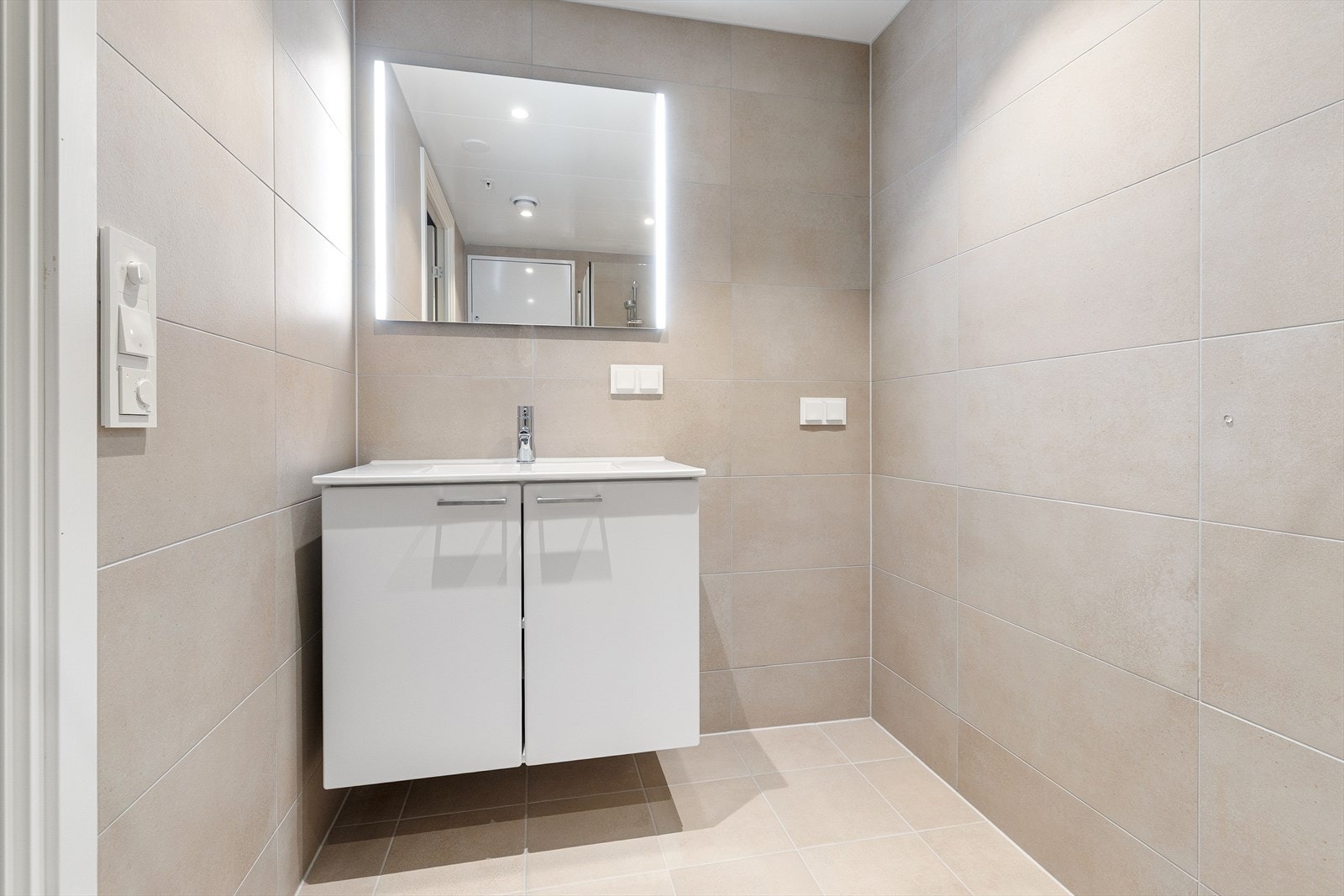 Moderne bad m. gulvvarme. Opplegg for vaskemaskin. Galleribilde