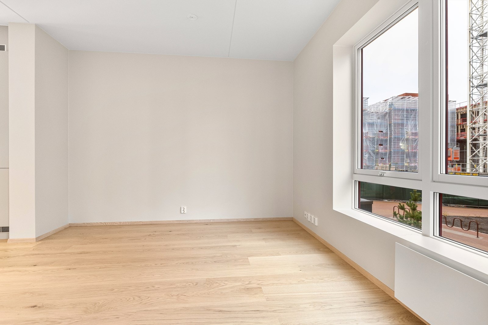 Pen stue m. plass til sittegruppe og spisebord. Galleribilde