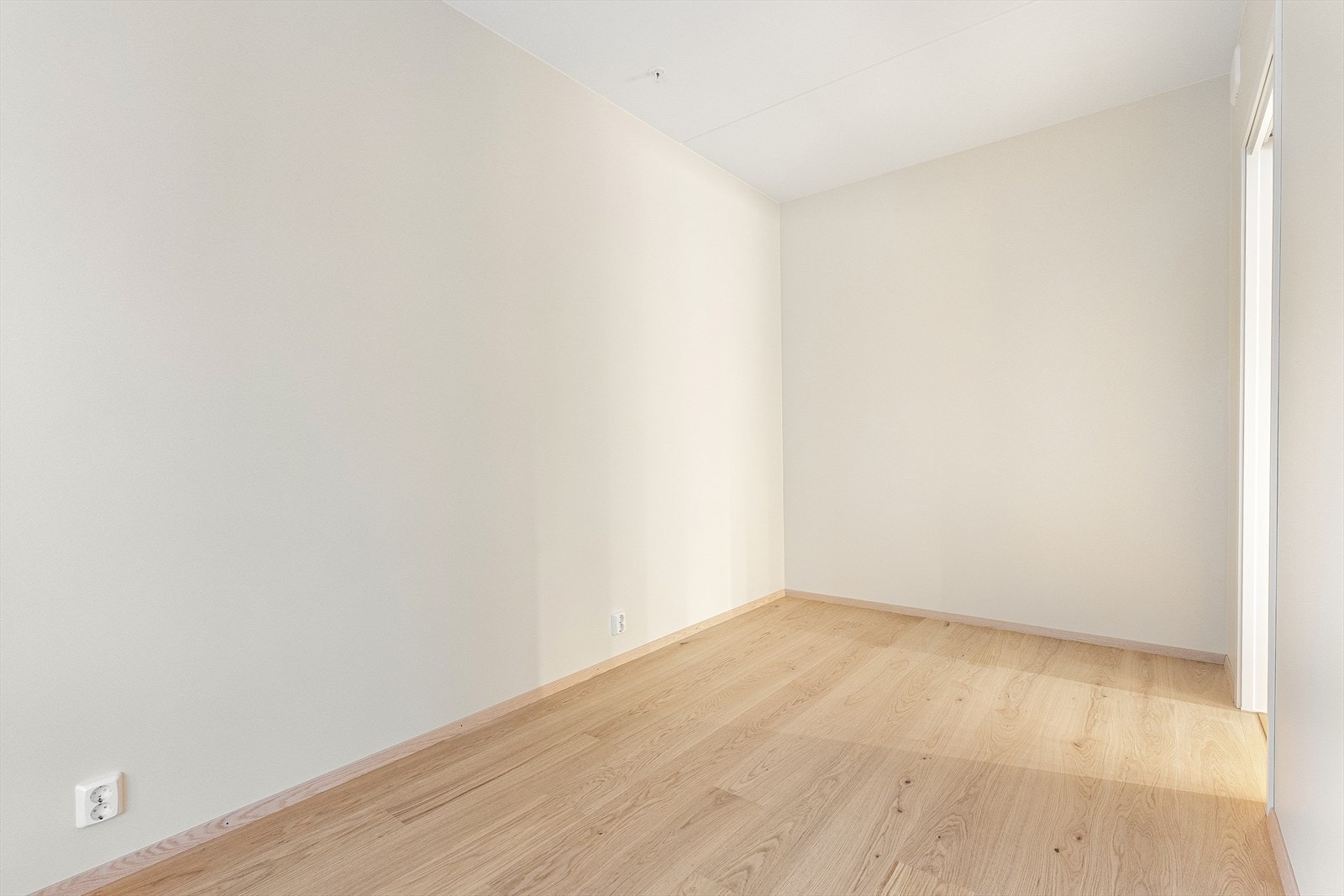 Ca. 9,7 kvm soverom med plass til dobbeltseng og garderobe. Galleribilde