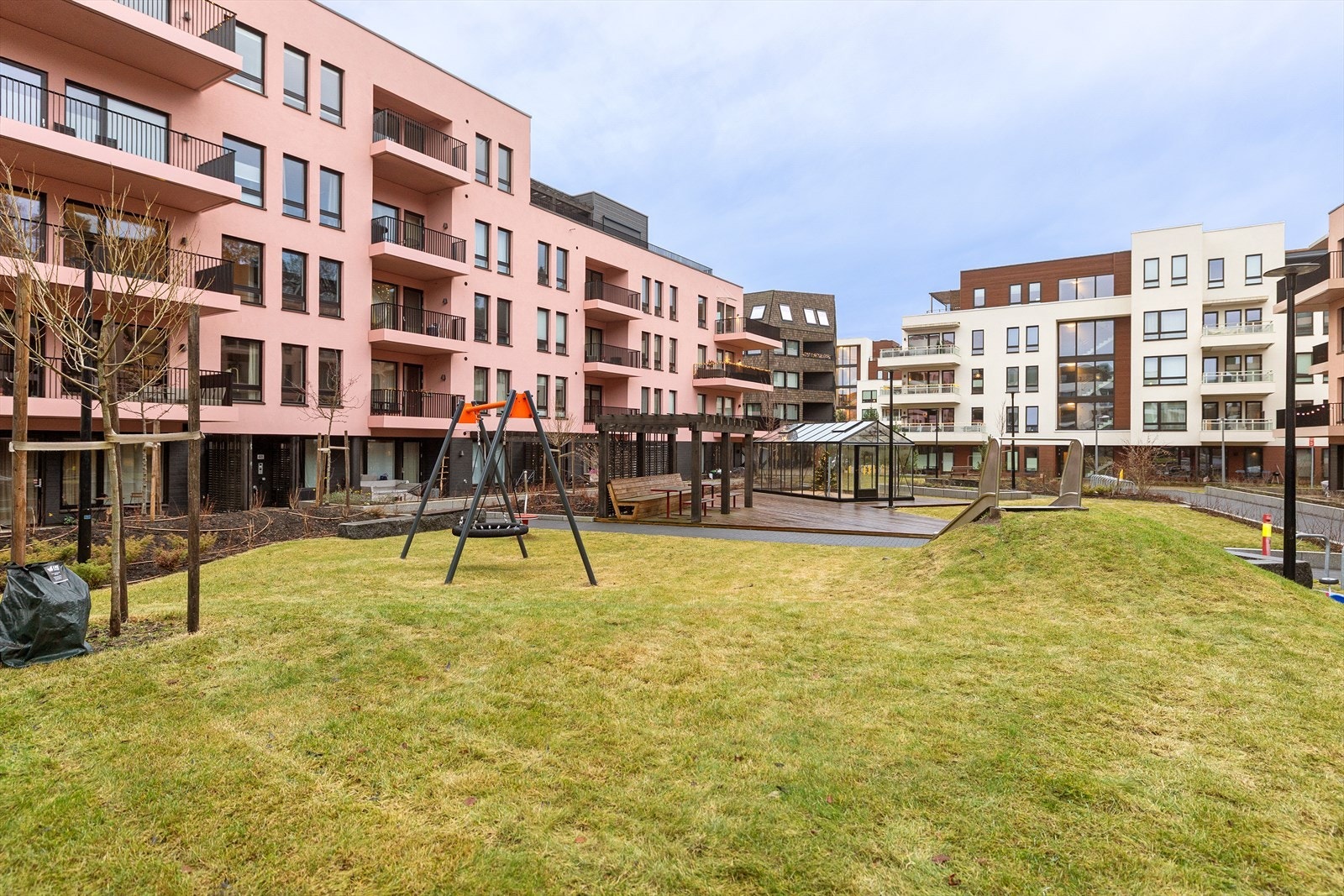 Det er felleslokaler i tre bygg. Se mer info under nyttige lenker i annonsen eller salgsoppgave i pdf. Galleribilde