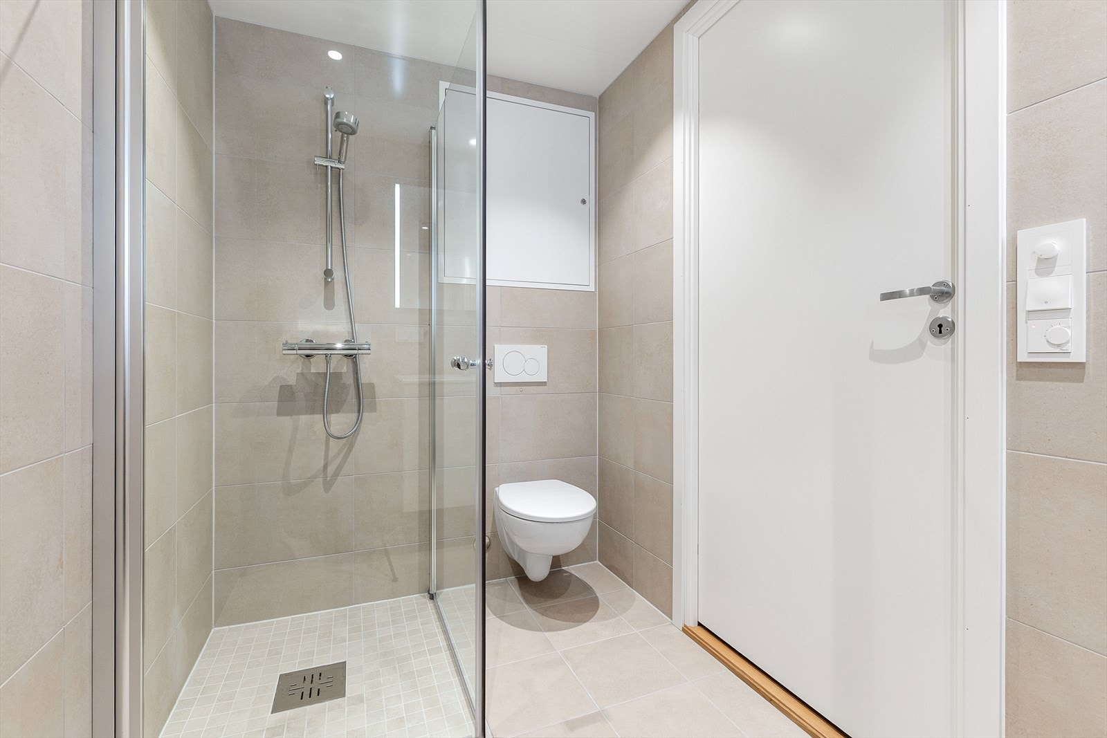 Moderne bad m. gulvvarme. Opplegg for vaskemaskin. Galleribilde