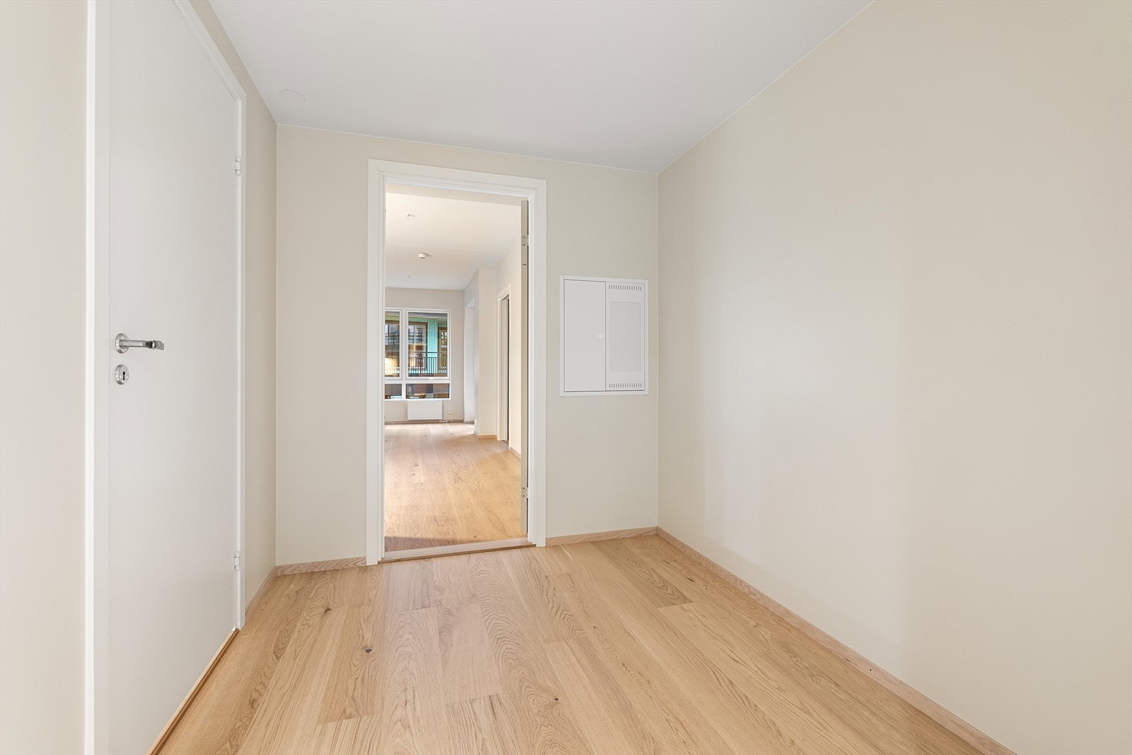 Hyggelig og innbydende entré m/porttelefon og plass til garderobe. Galleribilde