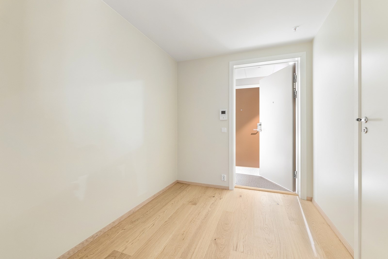 Hyggelig og innbydende entré m/porttelefon og plass til garderobe. Galleribilde