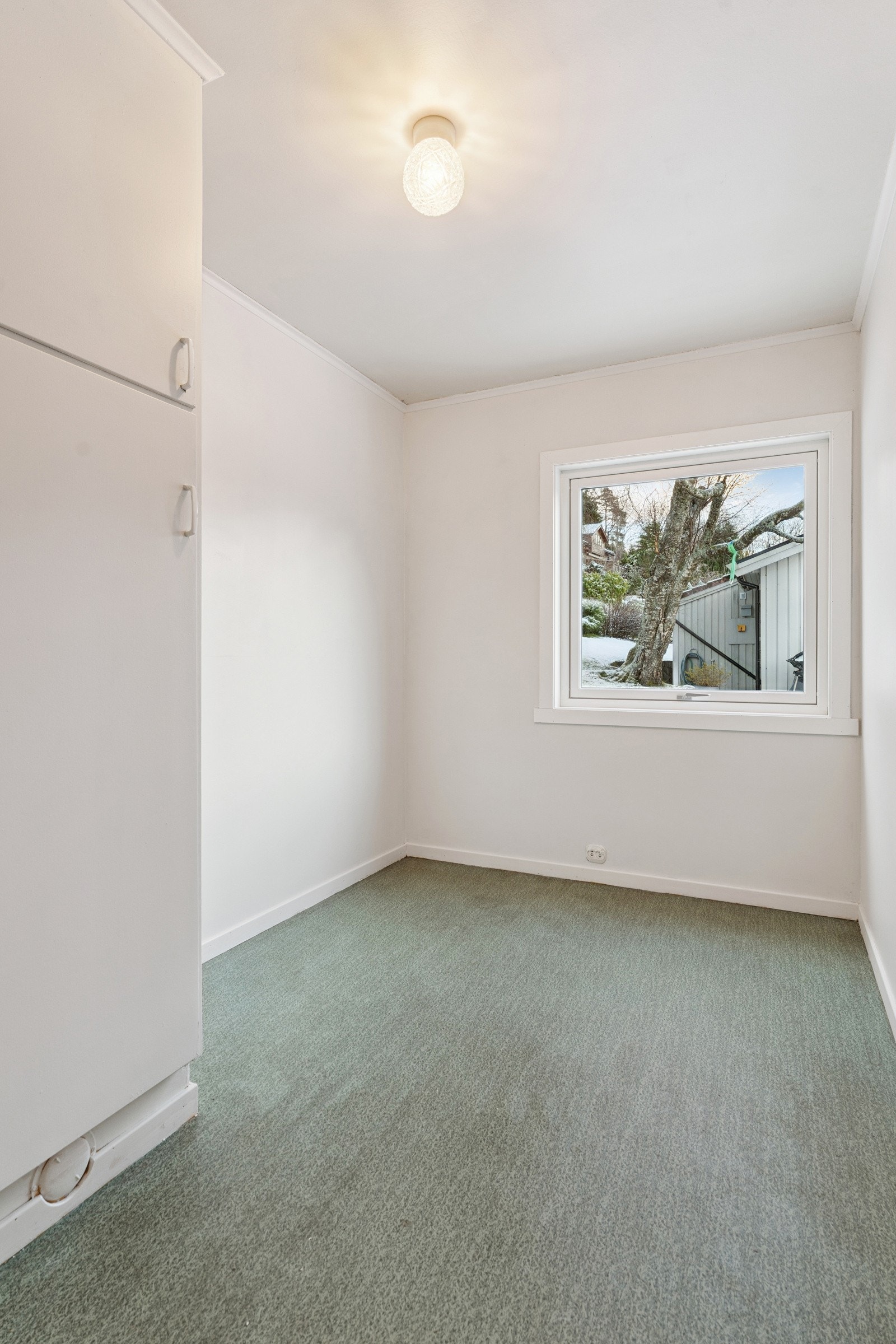 Det er til saman 6 soverom i bustaden, 3 i kvar etasje Galleribilde