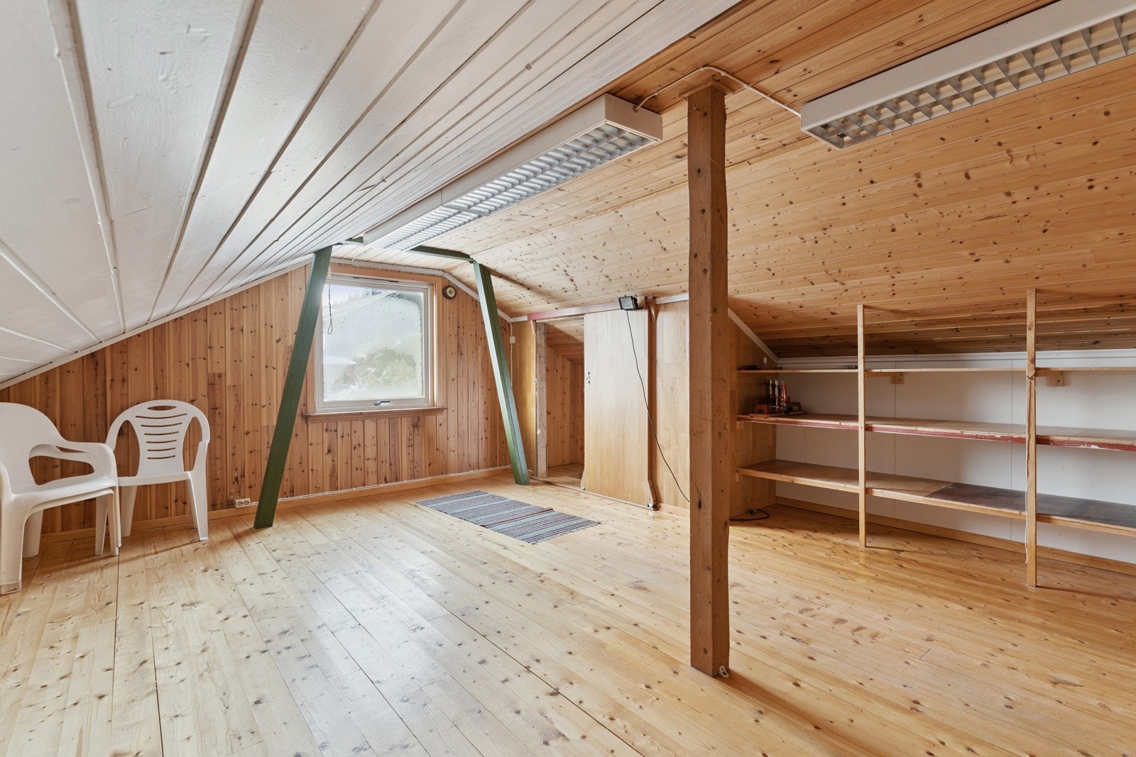 Stort, innreidd og isolert garasjeloft med potensiale Galleribilde