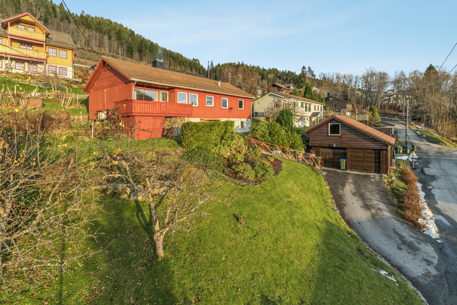 Ein innhaldsrik einebustad med dobbelgarasje i attraktivt og barnevenleg område Galleribilde