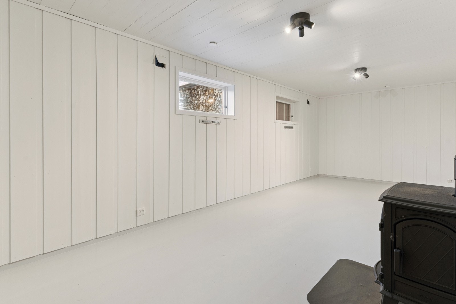 Lys og romsleg kjellarstove - perfekt som tv-stove eller eiga avdeling for ungdomen i huset Galleribilde