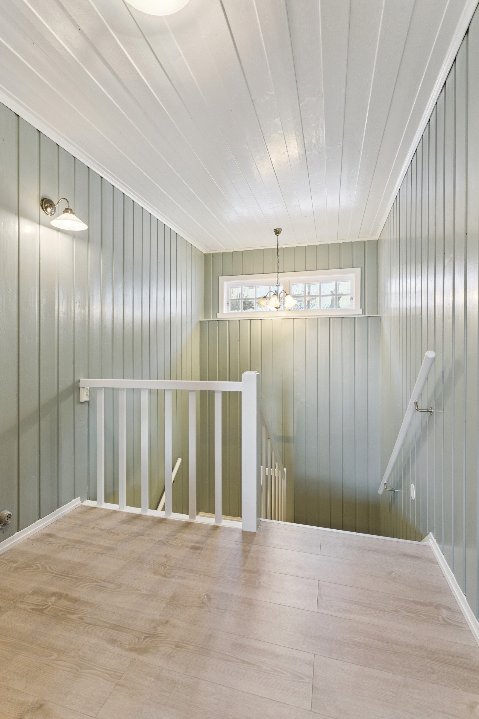 Vi fyl trappa opp til andre etasje, som inneheld: Stove m/utgang til veranda, kjøkken, 3 soverom, bad, vaskerom, trapperom og entré Galleribilde