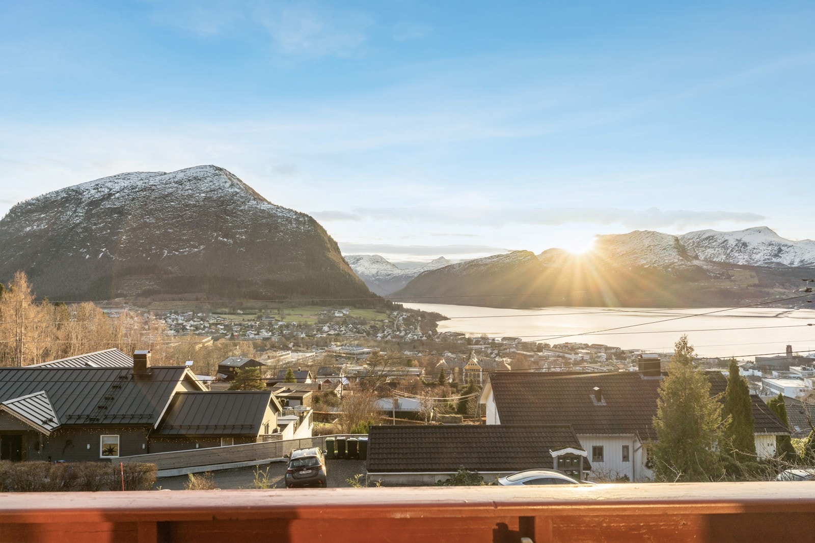 Her har du nydeleg panoramautsikt mot sentrum, fjorden og fjella ikring! Galleribilde