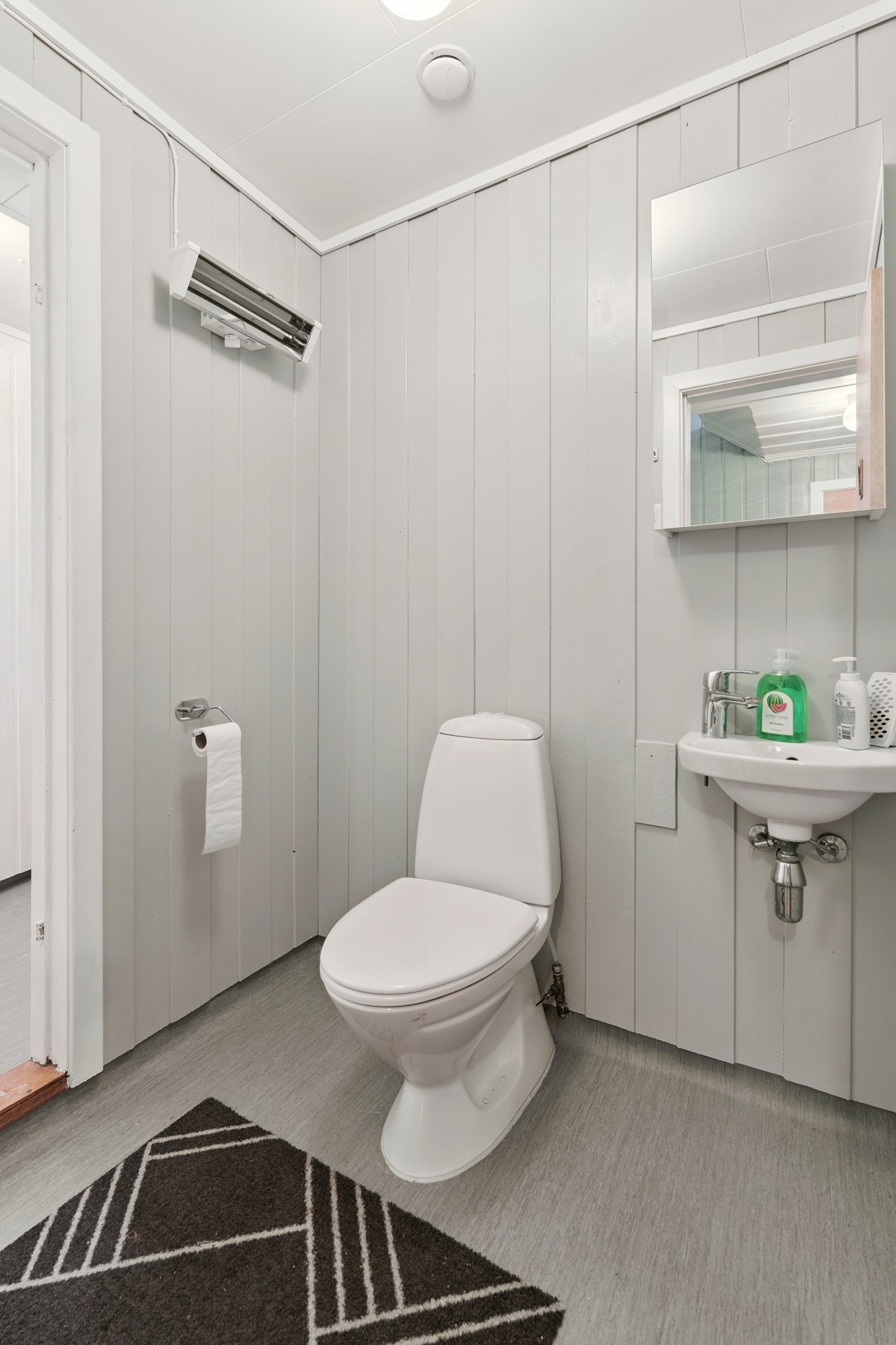 Toalettrom i fin nærleik til inngangspartiet og soveromma i underetasjen - praktisk og familievenleg Galleribilde