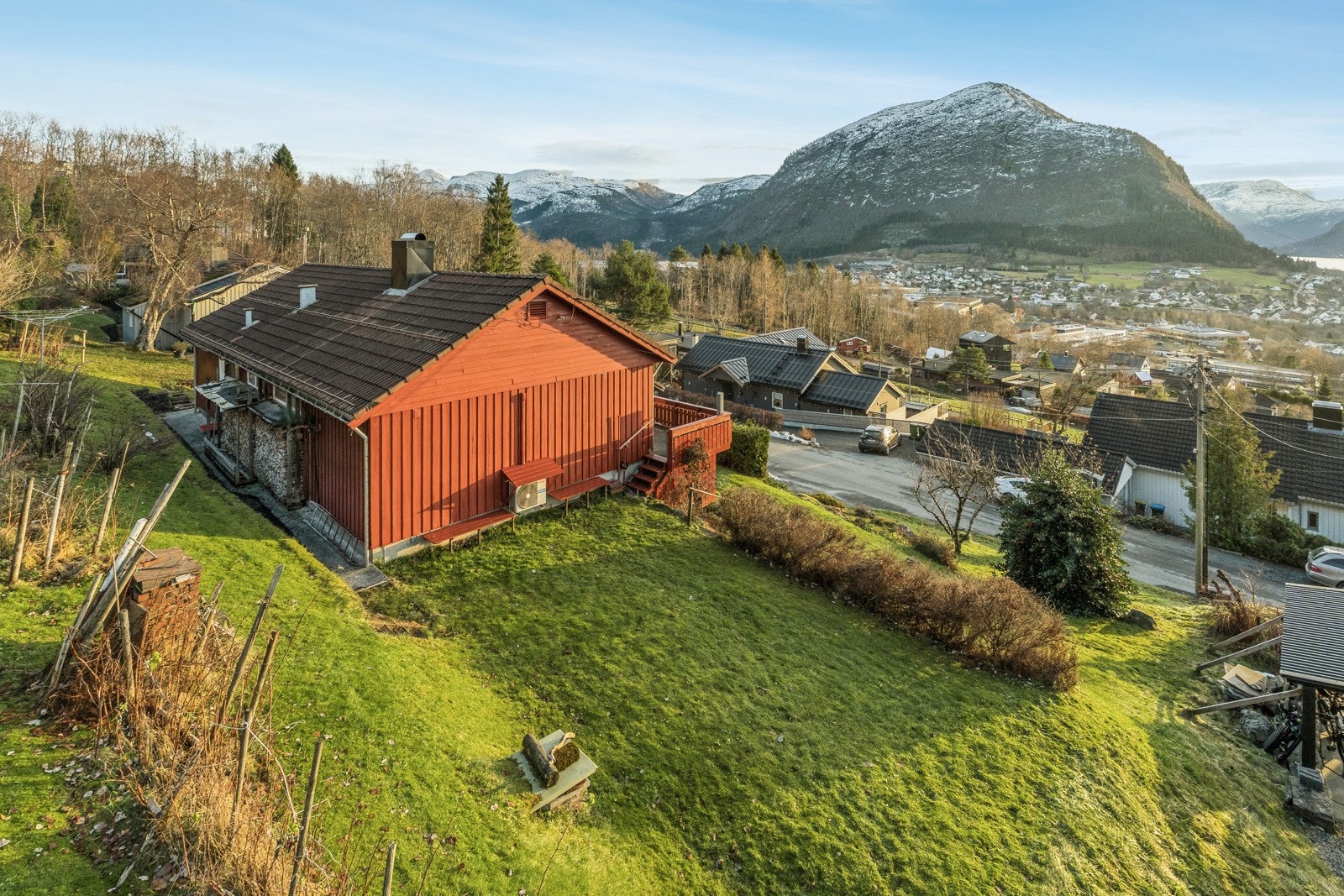 Sørvendt og solrik tomt med gangavstand til sentrum, daglegvarebutikk, barnehage, sjukehuset og alle skuletilbod. Flott turområde like utanfor inngangsdøra Galleribilde