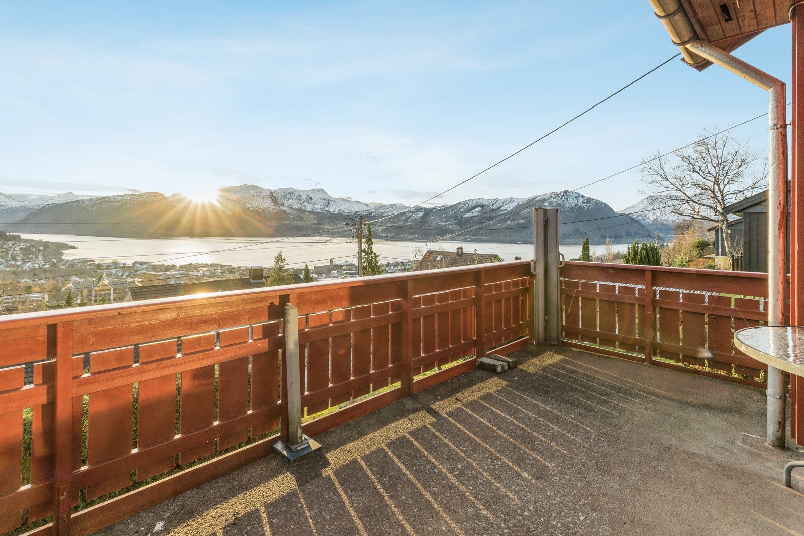 Utgang til sørvendt dels overbygd veranda særs gode sol- og utsiktsforhold Galleribilde