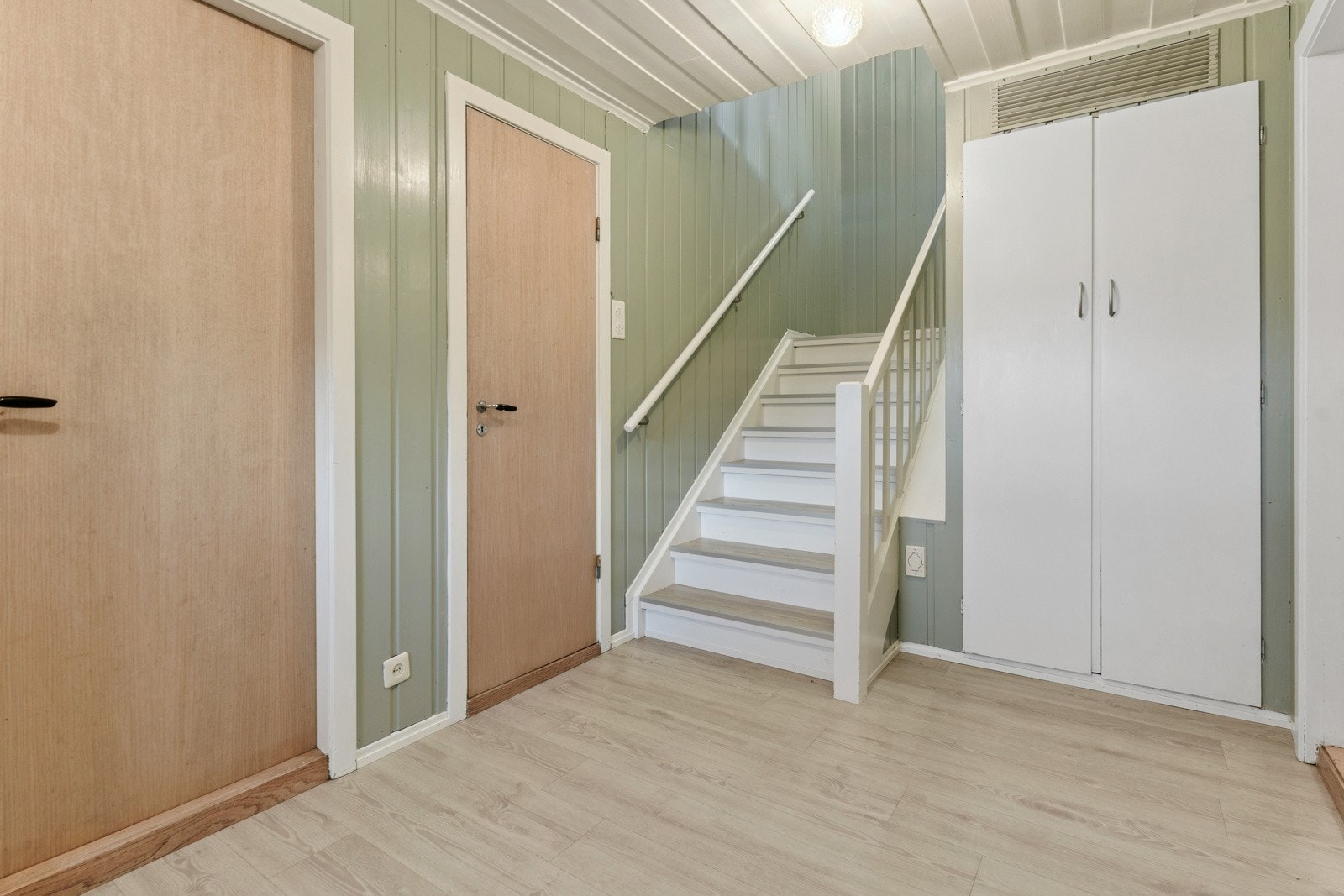 Underetasjen inneheld: Stove, 3 soverom, toalettrom, dusjrom, bod/badstove, vindfang, gang, trapperom, vedlager og fleire boder Galleribilde