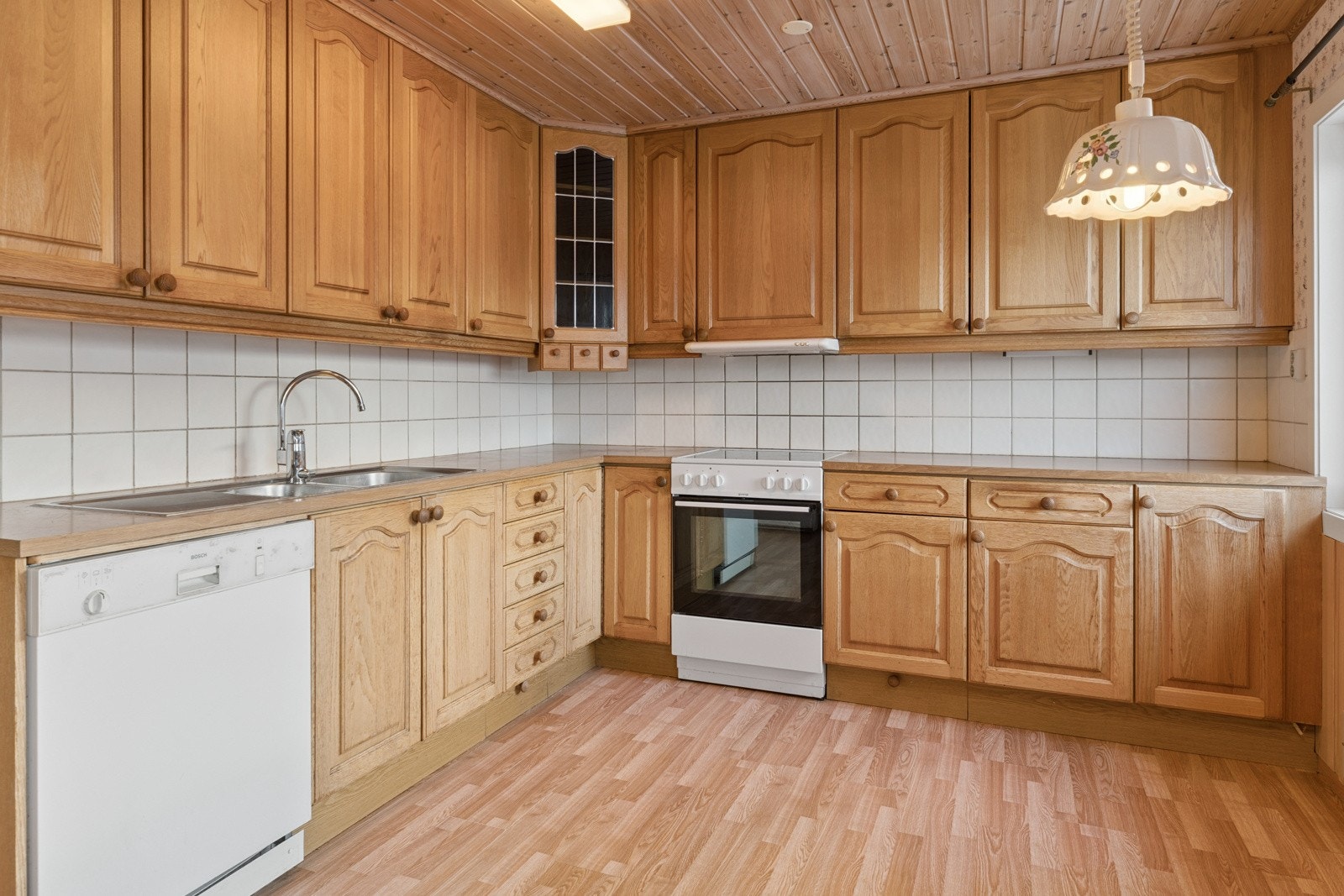 Takhøge overskap gjev ekstra oppbevaringsplass Galleribilde