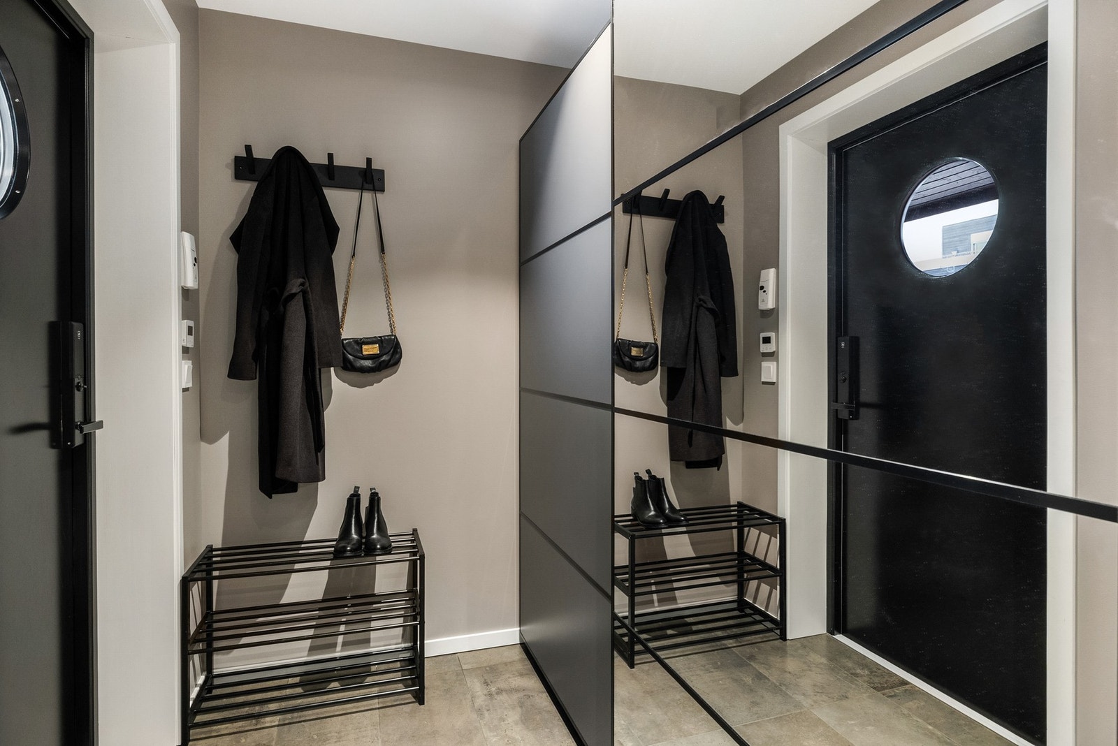 Innbydende entré med stilren og funksjonell garderobeløsning Galleribilde