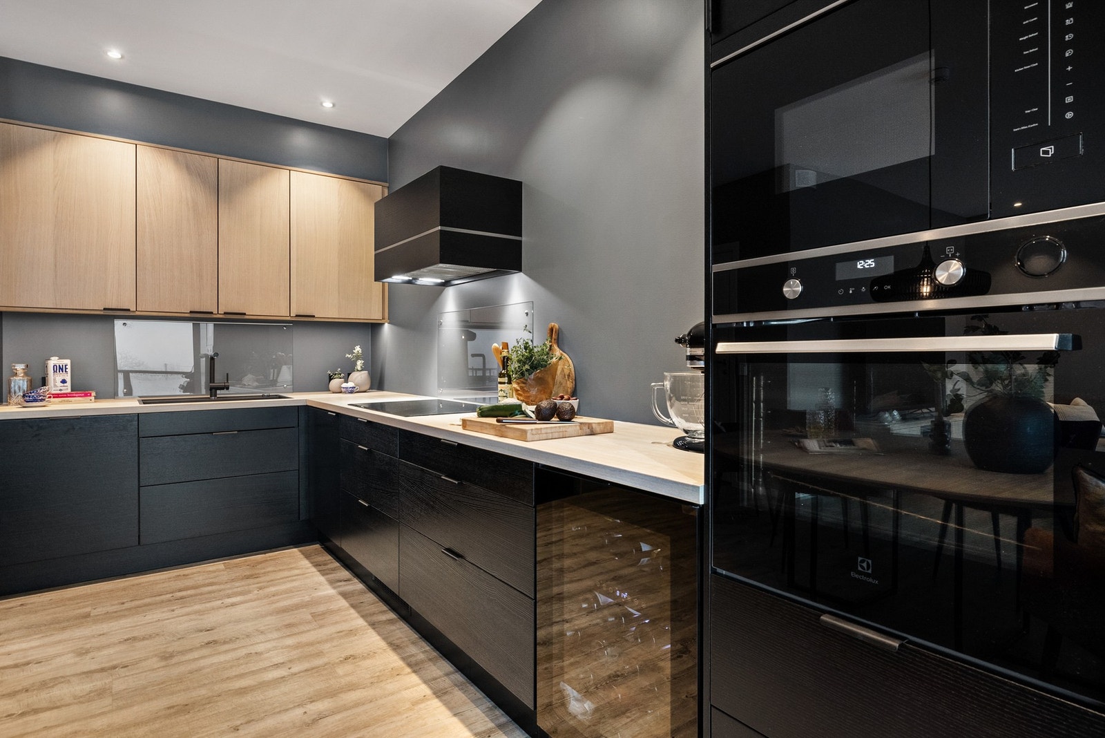 Innredningen kombinerer mørke og lyse trestrukturer i en tidsriktig og harmonisk helhet Galleribilde