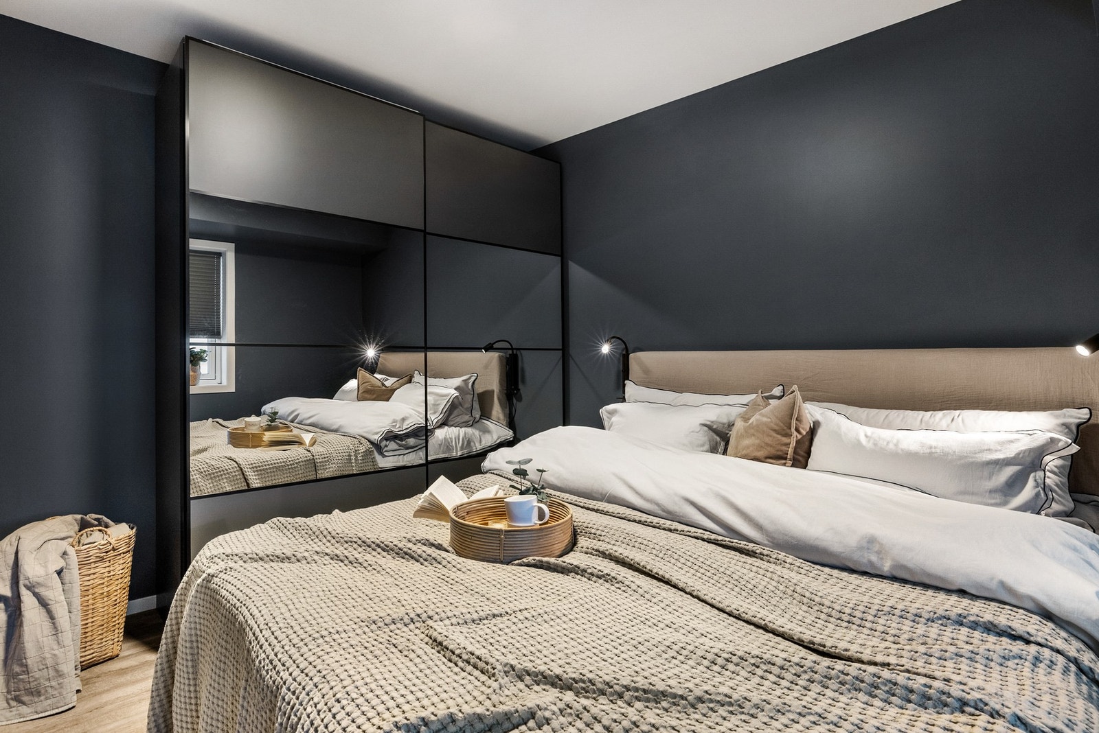 Romslig hovedsoverom med en lekker garderobeløsning Galleribilde