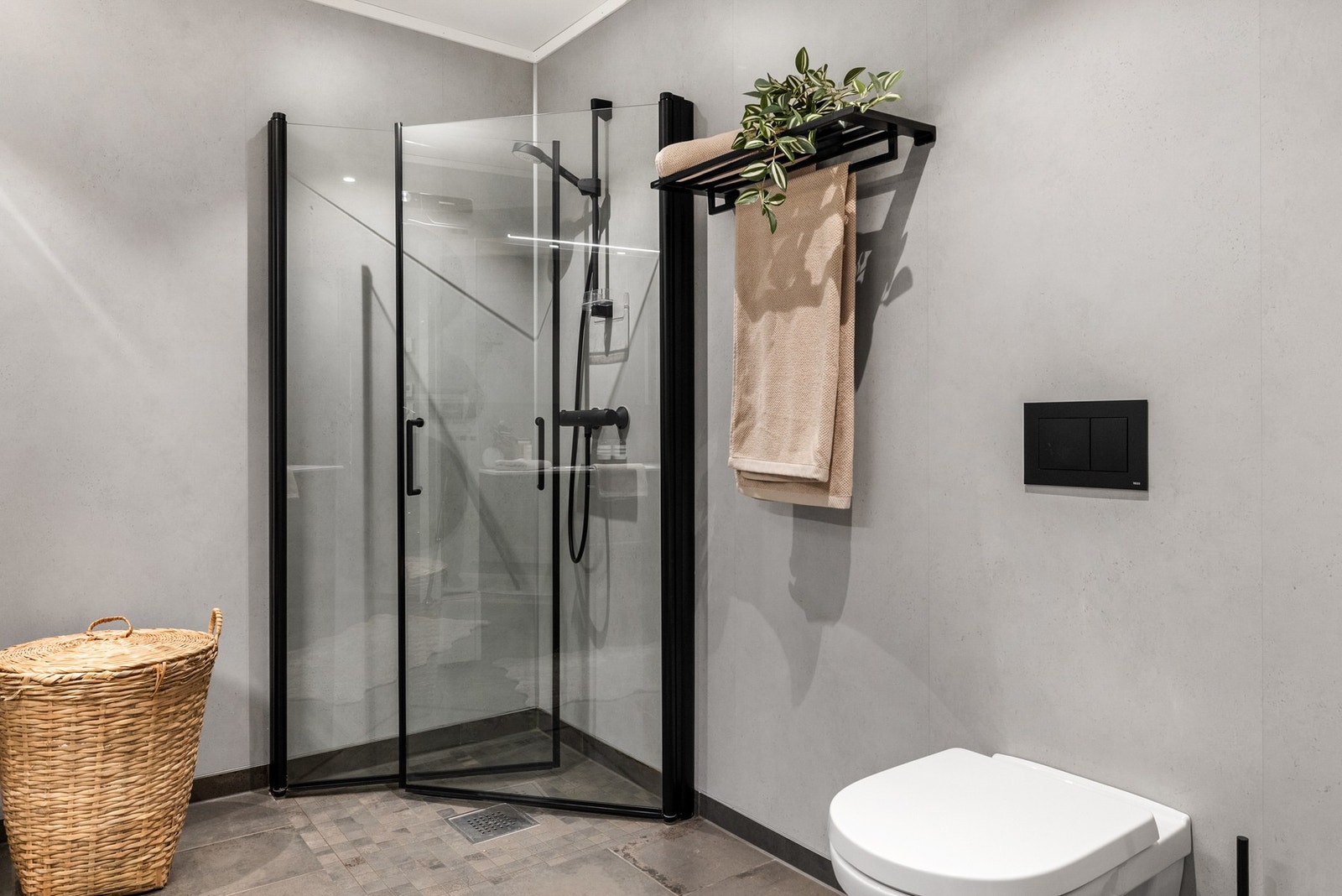 Innfellbare dusjdører gir en praktisk og plassbesparende løsning Galleribilde