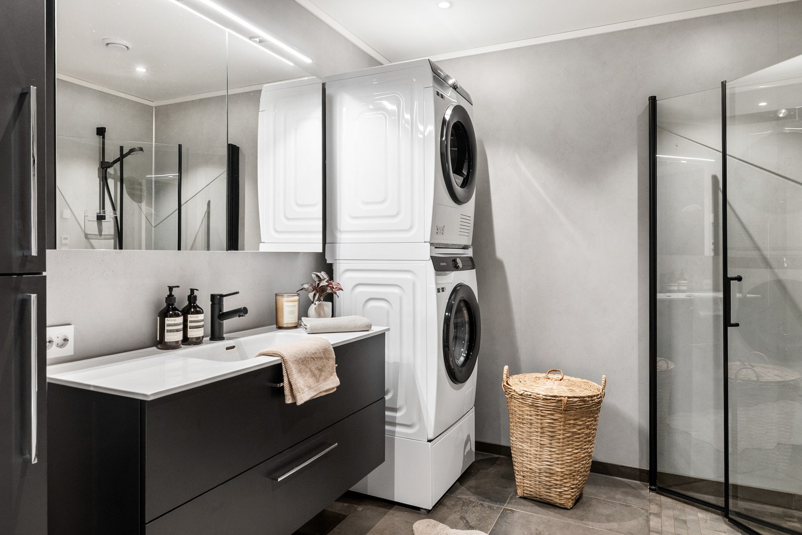 Delikat bad som kombinerer moderne løsninger med et tidløst design Galleribilde