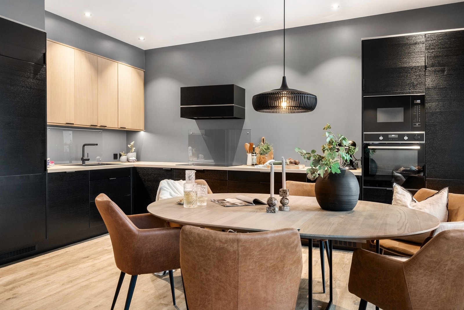 Kjøkkenet utgjør hjertet i leiligheten! Stilrene løsninger som inviterer til både matlaging og hygge Galleribilde